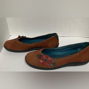 Women’s 7M Hush Puppies Brown With Flower Preowned